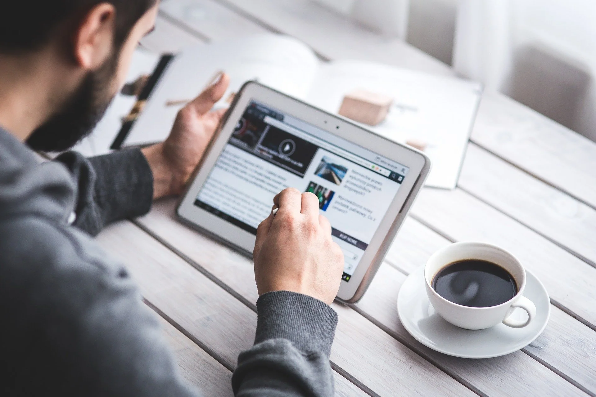 Person surfing interet on tablet