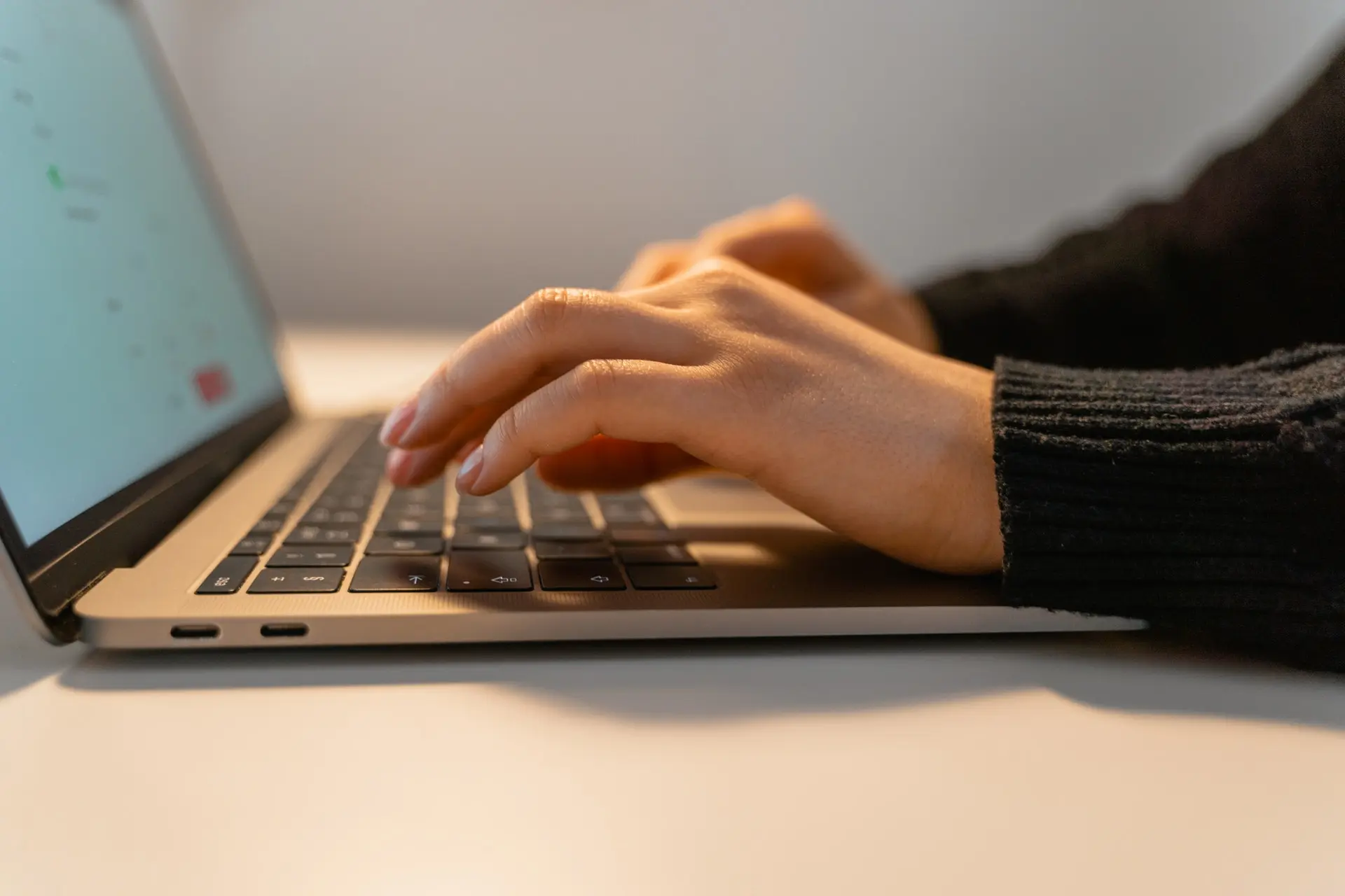 Person typying on laptop